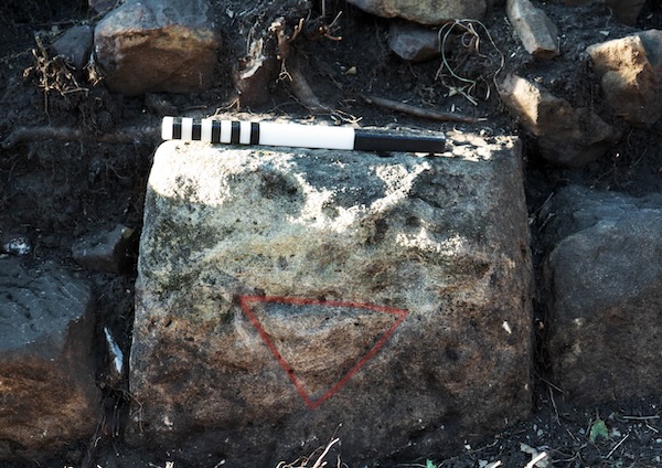 Incised delta on block